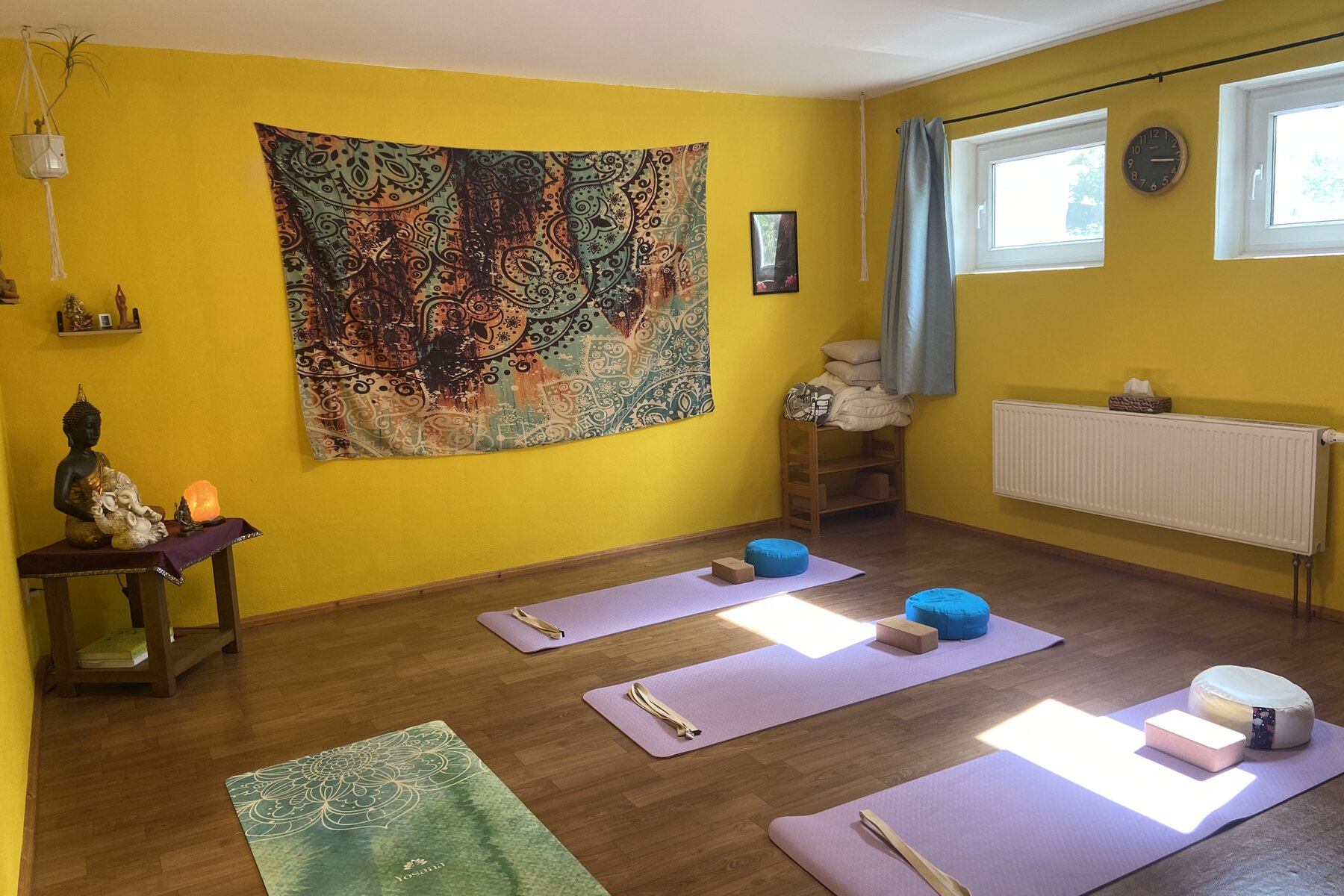 Yogaraum in Wolfersdorf mit vorbereiteten Matten und Tageslicht